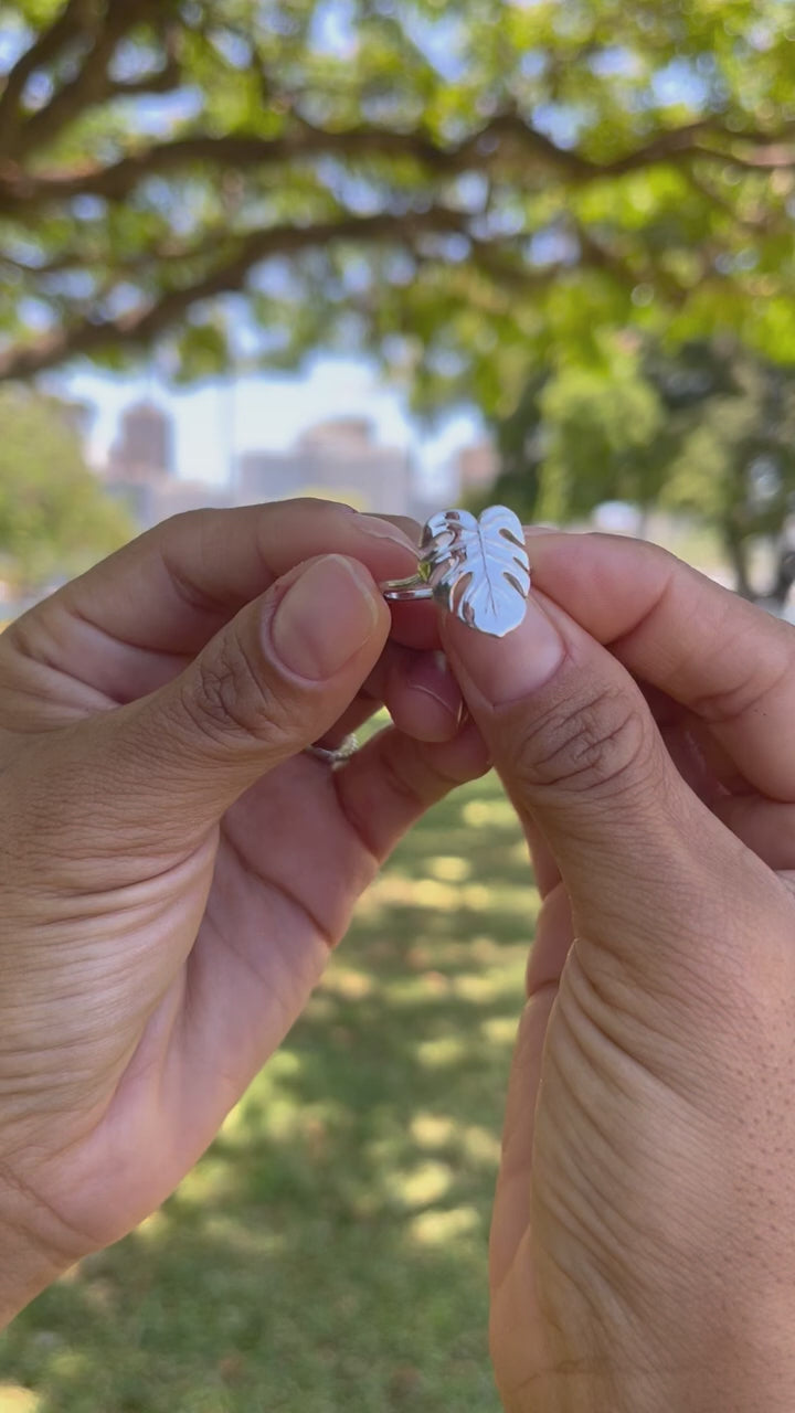 Video of a woman's hand wearing a Monstera Ring in White Gold - 15mm - Maui Divers Jewelry