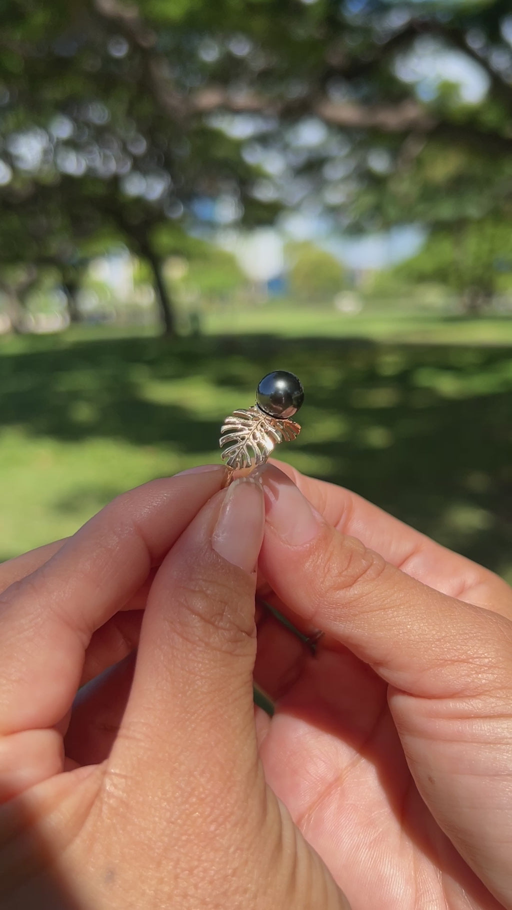 Video of a woman's hand wearing a Monstera Tahitian Black Pearl Ring in Gold - 8-9mm - Maui divers Jewelry
