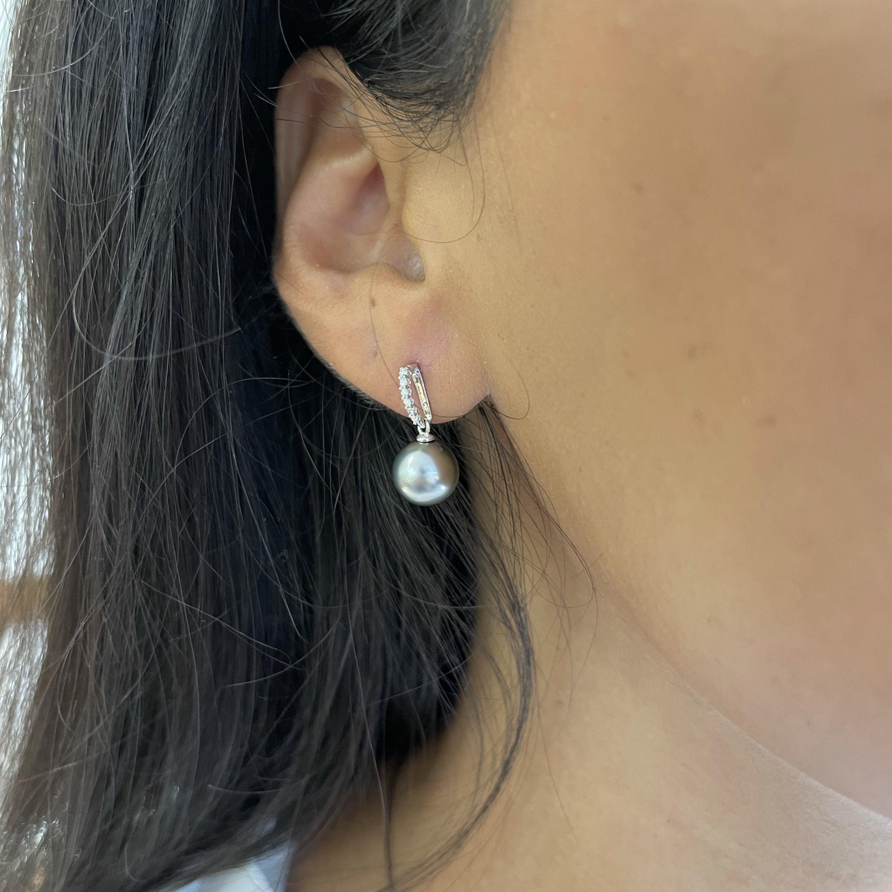 Boucles d'oreilles noires tahitiennes en or blanc avec des diamants - 9-10 mm