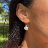 Plumeria-Ohrringe aus Weißgold mit Diamanten – 13 mm