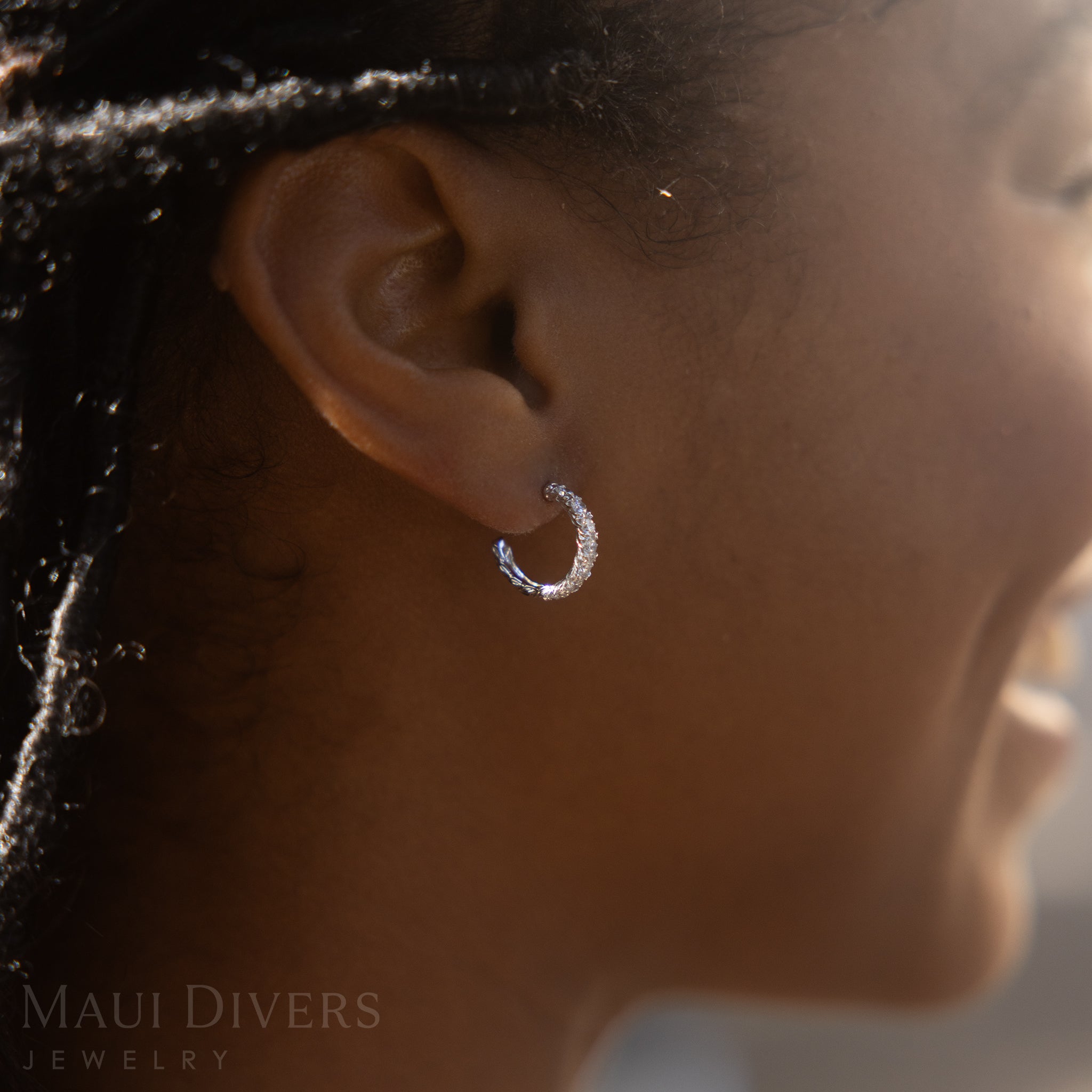 Hidden Hawaiʻi Maile Hoop Earrings in White Gold with Lab Grown Diamonds - 14mm