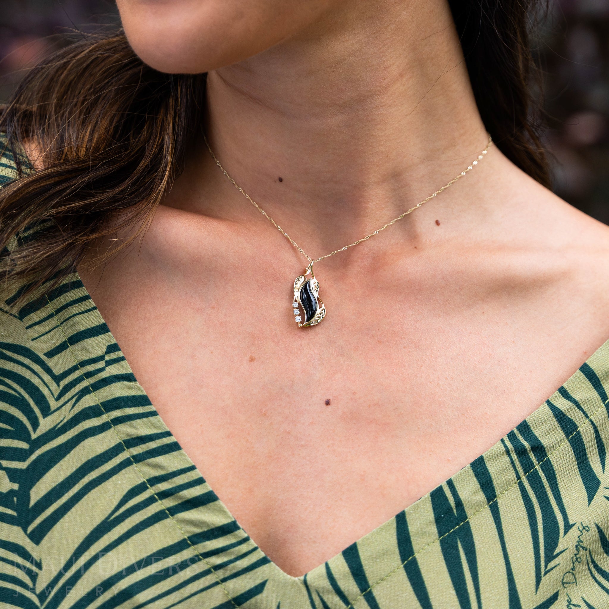 Paradise Black Coral Pendant in Gold with Diamonds - 31mm